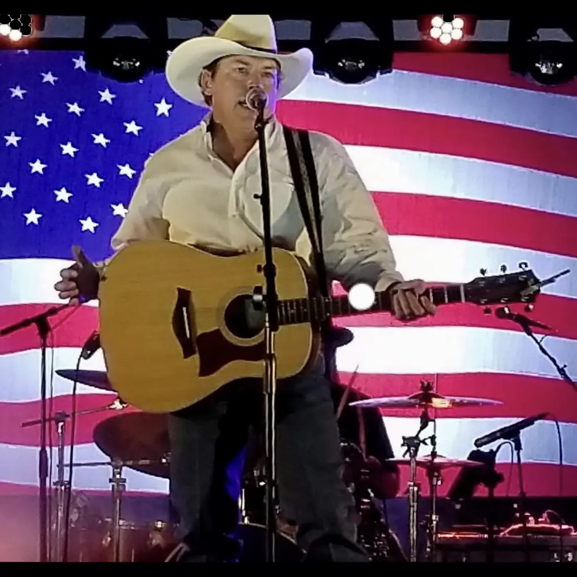 Featuring Derek Spence presenting the Music of the King of Country.